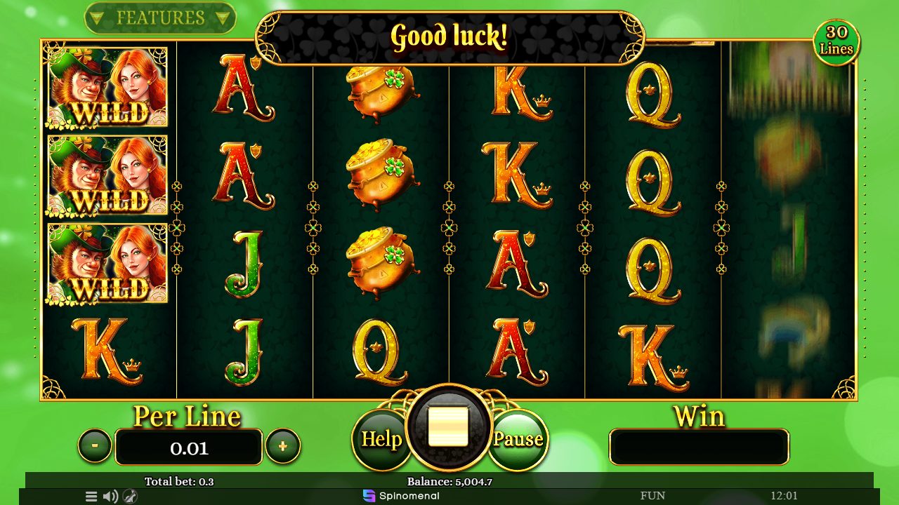 Une pile de trois wilds couple lutin plantée sur le premier rouleau, chaudrons d'or et cartes hautes autour, trente lignes en jeu.