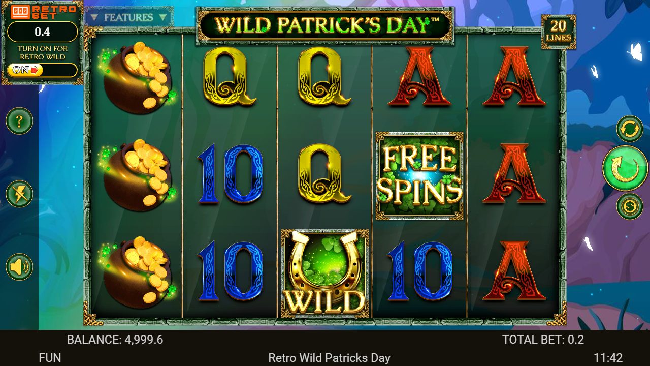 Le jeu de base sous la voûte de pierre : pot d'or empilé sur le premier rouleau, fer à cheval Wild nimbé de vert et cartouche « FREE SPINS » Scatter posés sur la grille, curseur Retro Bet sur « ON ».