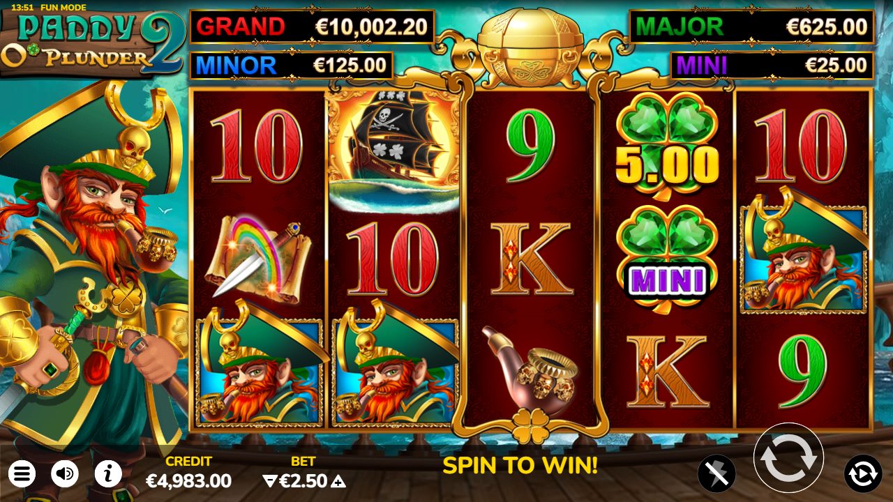 Le galion pirate glisse en haut de rouleau pendant qu'un trèfle-jeton « MINI » à 5,00 s'illumine — l'appel du tour à navire et de la chasse aux jackpots.