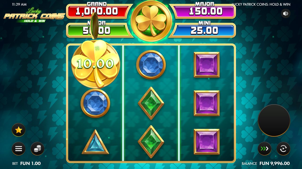 Une pièce-trèfle dorée affiche 10,00 en haut de la première colonne, cerclée d'or — l'appel du Hold & Win qui se met en marche.