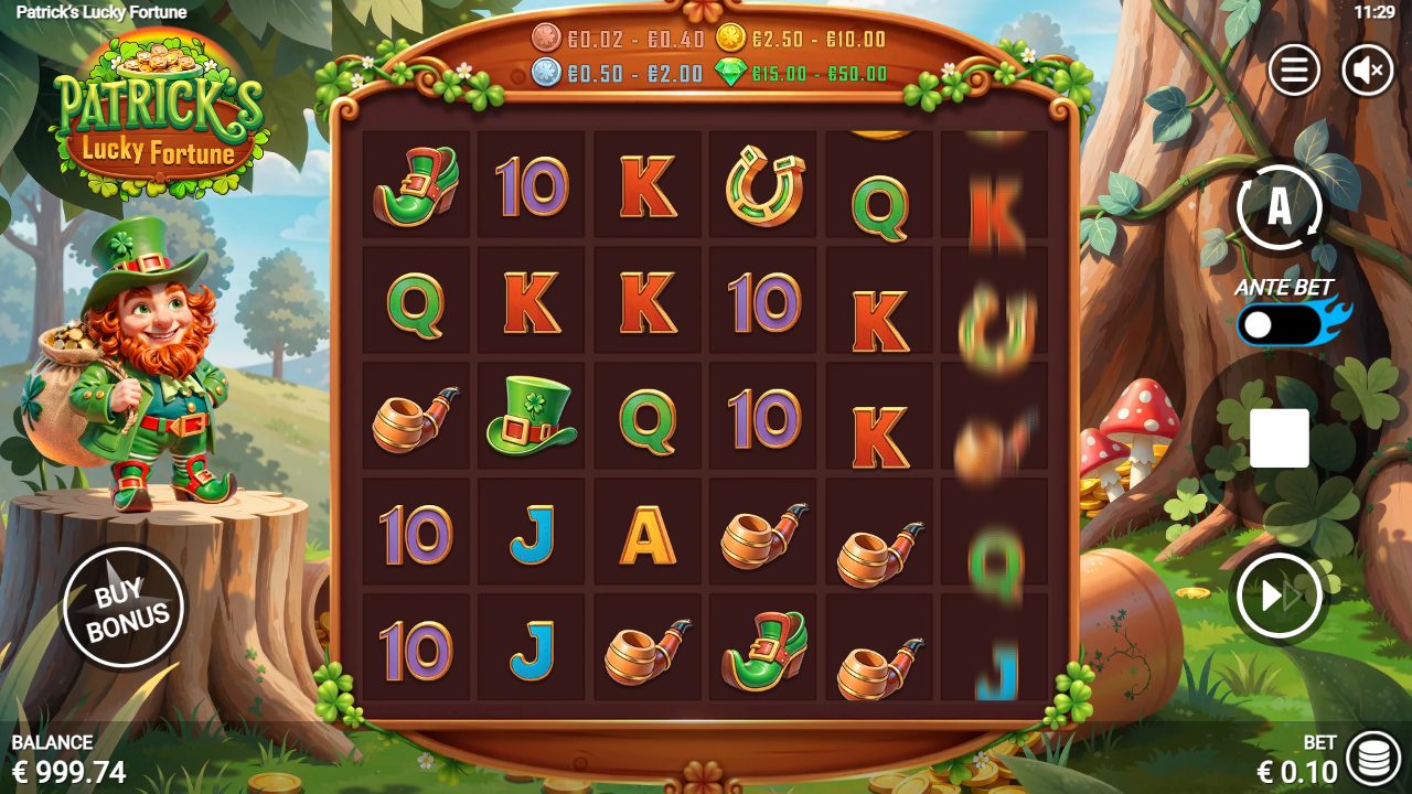 Premier tour à €0,10 : botte de lutin, chapeau vert, fer à cheval et pipe garnissent la grille, avec le bandeau des valeurs de jetons bien visible en haut.
